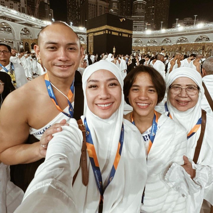 <p>BCL mem-posting potretnya bersama keluarga di depan Ka'Bah, Bunda. BCL dengan sang Bunda terlihat cantik mengenakan pakaian muslimah, sedangkan sang suami, Tiko, dan anaknya, Noah, mengenakan kain ihram. (Foto: Instagram: @itsmebcl)</p>
