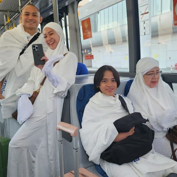 <p>Bunda, kita doakan agar BCL dan keluarga selalu diberikan kemudahan selama melaksanakan ibadah umrah, ya. Semoga keempatnya kembali ke Tanah Air tanpa kurang suatu apa pun. (Foto: Instagram: @itsmebcl)</p>