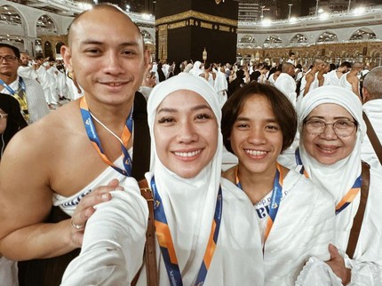 7 Potret BCL, Tiko, dan Noah Lewatkan Tahun Baru 2024 Umrah ke Tanah Suci