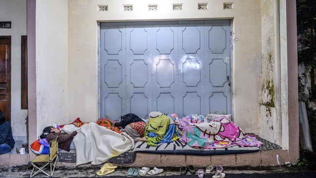 Pj Bupati Sumedang Herman Suryatman menyebutkan sejumlah daerah terdampak gempa antara lain Tegalsari, Cipameungpeuk, dan Babakan Hurip.