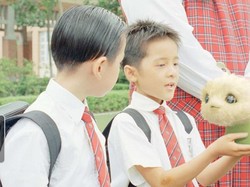 Sinopsis CJ7, Aksi Boneka Lucu Berkekuatan Super Menolong Anak Manusia