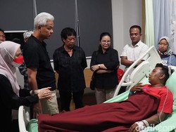 Jenguk Relawan yang Dikeroyok Oknum TNI, Istri Ganjar Menangis