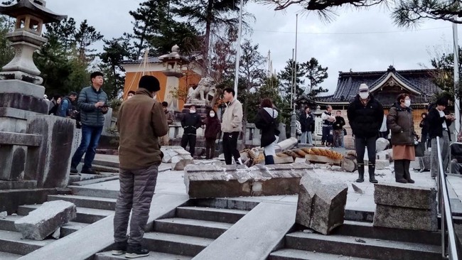 Tsunami dengan ketinggian 5 meter masih diwaspadai. Warga Jepang di beberapa wilayah diminta untuk mengungsi ke tempat aman.