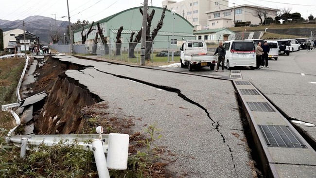 Korea Selatan mengeluarkan peringatan tsunami di beberapa bagian Laut Timur usai gempa bumi dan tsunami di Jepang, Senin (1/1).