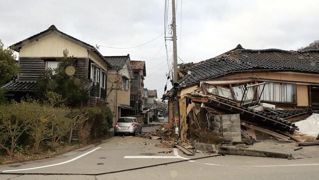 Pemerintah memberi imbauan pada WNI waspada gempa susulan dan tsunami usai gempa magnitudo 7,4 di Jepang.