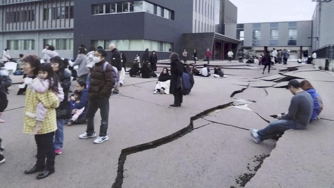 Jepang bagian tengah diguncang gempa berkekuatan magnitudo 7,4 pada Senin (1/1) waktu setempat.