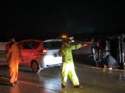 Kijang Innova Tabrak Suzuki Ignis di Tol Magetan, 2 Orang Dilarikan ke RS