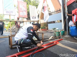 Aksi Nyentrik FX Rudy Ngelas Portal di Pajang Solo, Ini Maknanya