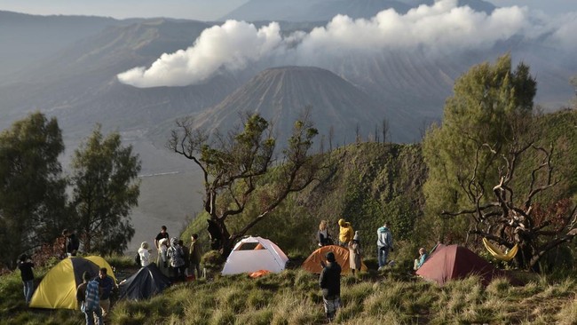 FOTO: Singsing Fajar Perdana 2024 di Ufuk Bromo