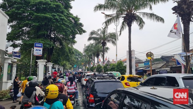 Rombongan satu keluarga yang menggunakan Mobil Avanza memutuskan pindah tempat berlibur dari Ragunan ke Monumen Nasional (Monas) Jakarta Pusat akibat padat.