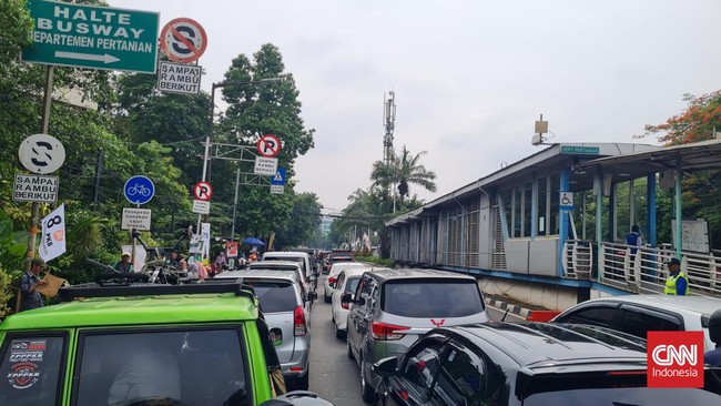 Polisi menutup akses menuju Taman Margasatwa Ragunan, Jakarta Selatan, dari arah Mampang Prapatan dan Warung Buncit.