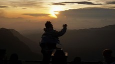 3 Turis Asing Berulah di Bromo, Foto Vulgar Pamer Bokong