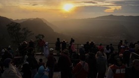 FOTO: Singsing Fajar Perdana 2024 di Ufuk Bromo