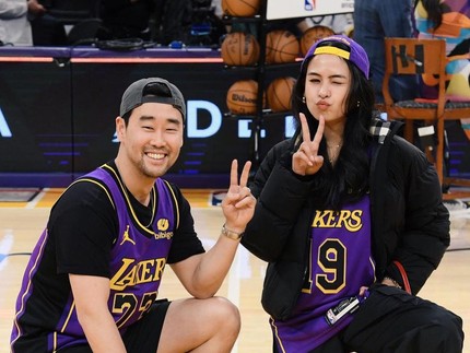 7 Potret Maudy Ayunda & Suami Ngedate Nonton Lakers, Jesse Choi Tetap Bucin!