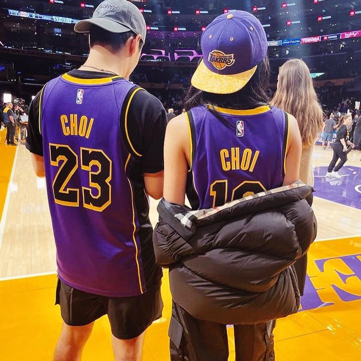 <p>Maudy dan Jesse sama-sama mengenakan jersey Lakers, nih. Meski memiliki nomor punggu berbeda, nama di jersey keduanya sama yakni Choi. (Foto: Instagram: @maudyayunda)</p>