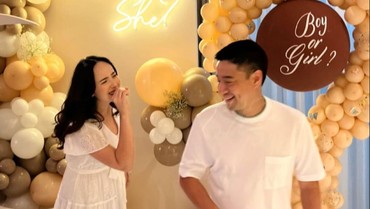 7 Potret Pamela Bowie & Suami Konglomerat Umumkan Jenis Kelamin
