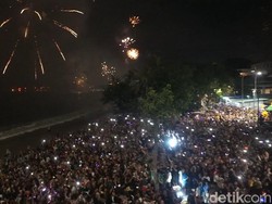 Lautan Manusia, Selamat Tahun Baru 2024 dari Kuta Bali!