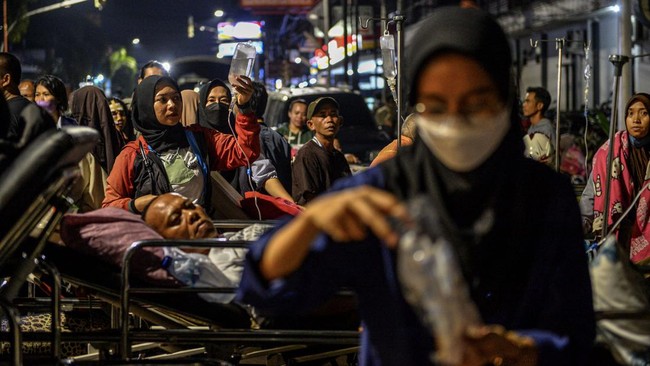 Gempa M 4,8 dan sejumlah gempa susulandi Sumedang, Jawa Barat memicu kerusakan cukup parah terhadap hunian warga hingga fasilitas umum.