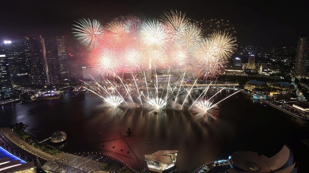 Tahun Baru di Batam, Warga ke Pantai Lihat Singapura Pesta Kembang Api