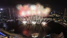 Tahun Baru di Batam, Warga ke Pantai Lihat Singapura Pesta Kembang Api