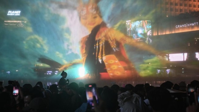 FOTO: Menanti Detik-detik Tahun 2024 di Bundaran HI
