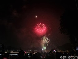 Tahun Baru di TMII, Penuh Hiburan Ditutup Kembang Api