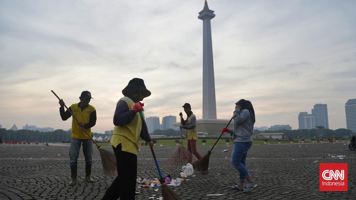 FOTO: Sampah Malam Perayaan Tahun Baru di Monas