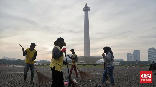 Pemerintah Provinsi (Pemprov) DKI Jakarta mengerahkan sebanyak 3.395 petugas Dinas Lingkungan Hidup saat malam pergantian Tahun Baru 2026.