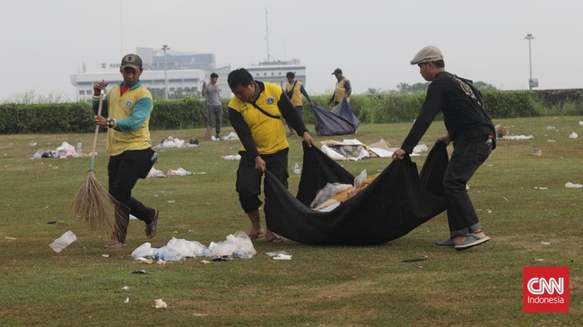 FOTO: Sampah Malam Perayaan Tahun Baru di Monas