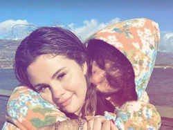 Selena Gomez dan Pacar Posting Foto Mesra di Momen Pergantian Tahun Baru