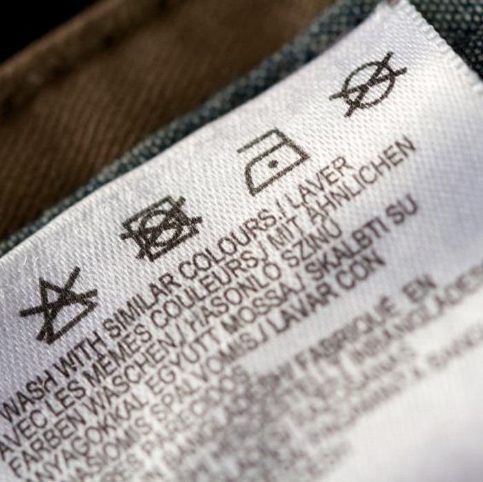 Jika labelnya bertuliskan ‘Dry Clean Only’ yang berarti hanya pencucian dry clean, maka kamu tidak bisa mencucinya menggunakan mesin cuci karena berisiko rusak, menyusut, atau pudar. Beberapa pakaian seperti yang terbuat dari sutra, kasmir, atau kulit cenderung hanya boleh dicuci dry clean.