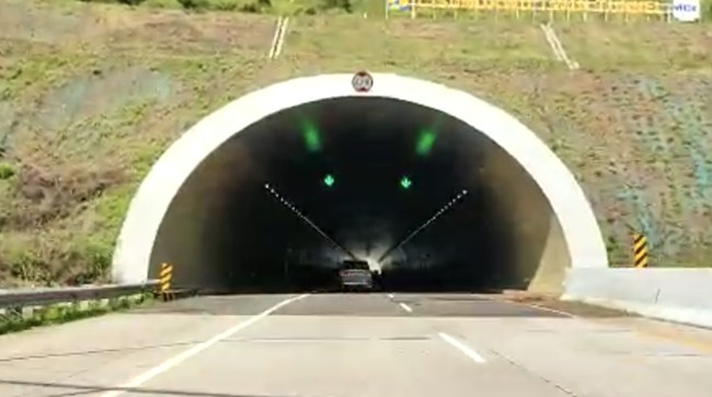 Menteri PUPR Basuki Hadimuljono memastikan terowongan Tol Cisumdawu masih aman dilalui setelah dikabarkan retak akibat gempa M 4,8 pada Minggu (31/12).