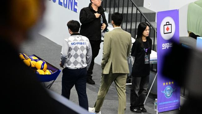 Persaingan Liga Voli Korea Selatan makin keras, pelatih Kepco diusir wasit gara-gara ngamuk dan pemainnya tendang bola ke arah ball boy pada Senin (1/1).