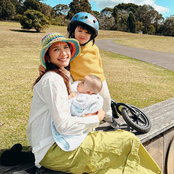 <p>Acha Sinaga selalu menikmati momen kebersamaannya kala momong kedua anaknya, Lucas dan Kenan. Ia pun mengaku kegiatan momong anak ini sangat menyenangkan. "Ibu dari 2 anak. Kegembiraan ganda, berkah ganda berarti tanggung jawab ganda, tidak akan berbohong sakit kepala ganda juga tapi aku sangat menyukai setiap detiknya," papar wanita 34 tahun ini. (Foto: Instagram: @achasinaga)</p>