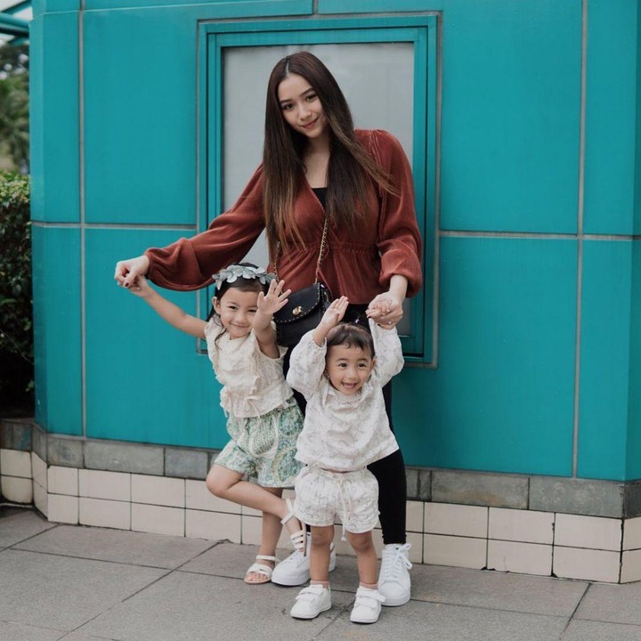 <p>Adzana Bing Slamet selalu mengajak kedua putrinya, Aleena dan Zayna, untuk berlibur bersama. Mereka pun sangat bersemangat ketika diminta berfoto, lho. "OOTD dulu sama si gemas-gemas aku. Tapi yang paling semangat malah Si Aleena dan Zayna karena <em>outfit</em>-nya super gemas dan nyaman," ujar Adzana kala mengunggah potret bersama kedua anaknya. (Foto: Instagram: @adzanabs)</p>