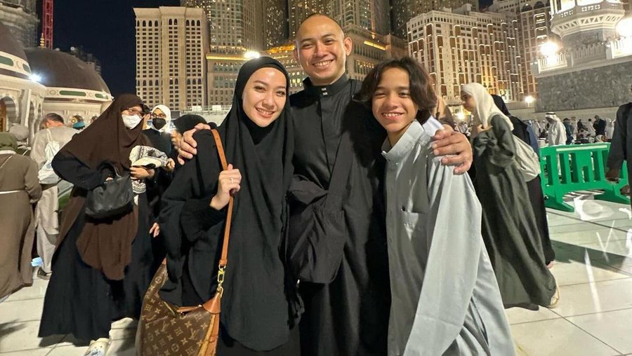 BCL Dikritik Pakai Bulu Mata Palsu Saat Umrah, Ini Kata UAS