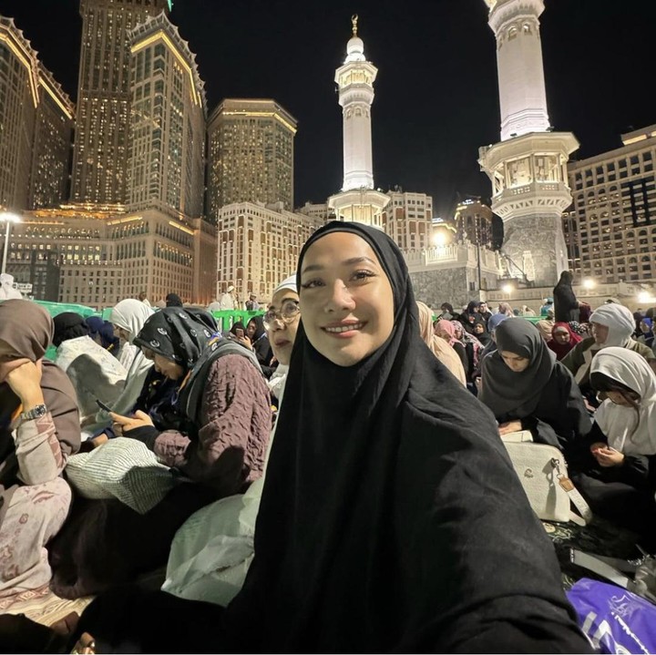 <p>Bunga Citra Lestari tak luput merayakan momen tahun baru 2024. Alih-alih berpesta, BCL memilih untuk menghabiskan waktu dengan beribadah di Tanah Suci bersama keluarga. (Foto: Instagram @itsmebcl)</p>