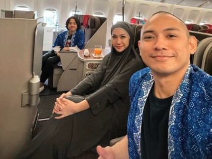 Intip 7 Potret BCL Berhiijab Syari'i saat Umrah Bareng Suami & Noah di Tahun Baru
