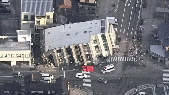 Gempa bumi dahsyat magnitudo 7,5 mengguncang Jepang di hari pertama tahun 2024 pada Senin (1/1) hingga memicu gelombang tsunami.