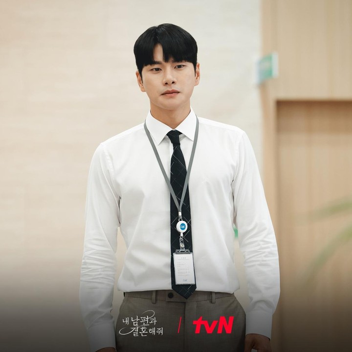 <p>Akting Lee Yi Kyung sukses membuat penonton geram dengan perannya sebagai Park Min Hwan, suami Kang Ji Won yang tidak bertanggung jawab. Park Min bahkan sampai berselingkuh dan membuat Ji Won celaka. (Foto: Dok. tvN)</p>