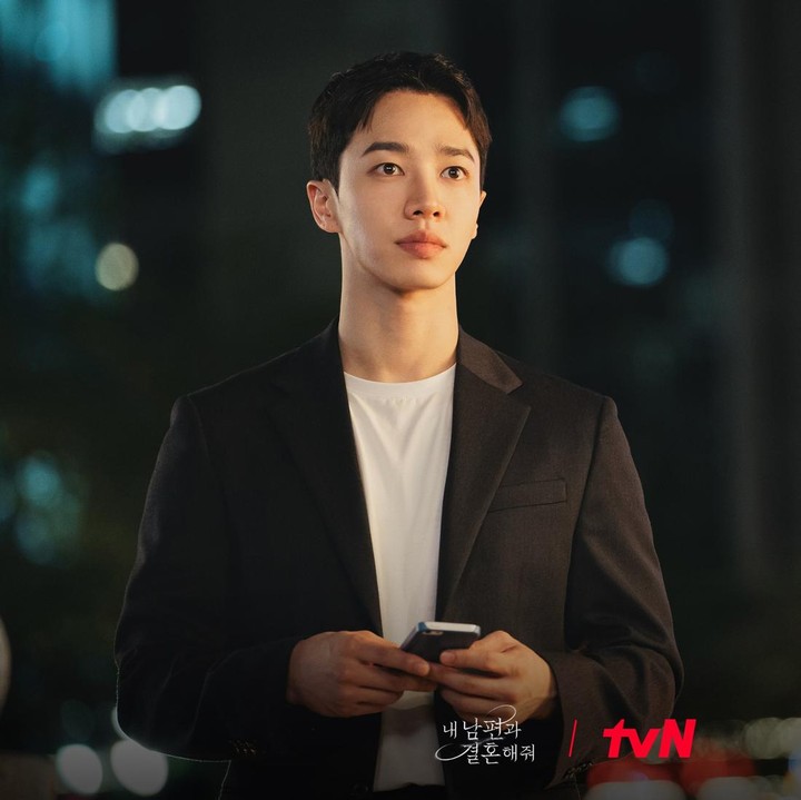 <p>Lee Gi Kwang turut berpartisipasi di daftar pemeran utama drama Korea M<em>arry My Husband.</em> Di serial ini, ia memerankan tokoh Baek Eun Ho yang merupakan teman sekelas Kang Ji Won saat SMA. Ia dikenal sebagai siswa tampan yang kemudian menjadi koki terkemuka. (Foto: Dok. tvN)</p>