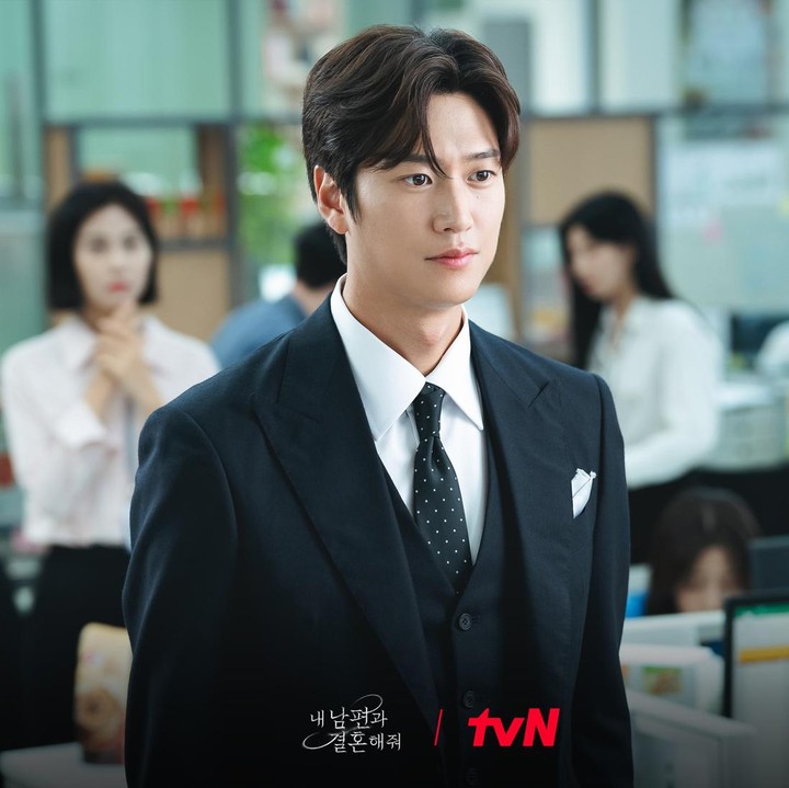 <p>Na In Woo memainkan tokoh Yoo Ji Hyuk yang memiliki cinta bertepuk sebelah tangan kepada Kang Ji Won. Tak tahan melihat wanita yang ia cintai disakiti oleh suaminya, ia bertekad untuk membantunya membalas dendam. Yoo Ji Hyuk bekerja sebagai marketing manager di perusahaan U&K Food. (Foto: Dok. tvN)</p>