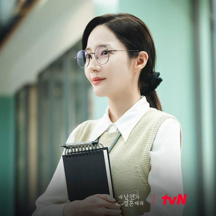 <p>Aktris cantk Park Min Young kembali ditunjuk menjadi pemeran utama. Di <em>Marry My Husband, </em>ia berperan sebagai Kang Ji Won yang menjalani kehidupan berat sebagai istri. Ia memiliki suami egois dan mertua yang selalu menuntut. Di tengah kerja keras sebagai tulang punggung keluarga, ia didiagnosa mengidap kanker. Suatu insiden membuatnya terlempar secara ajaib ke 10 tahun lalu saat masih SMA. (Foto: Dok. tvN)</p>