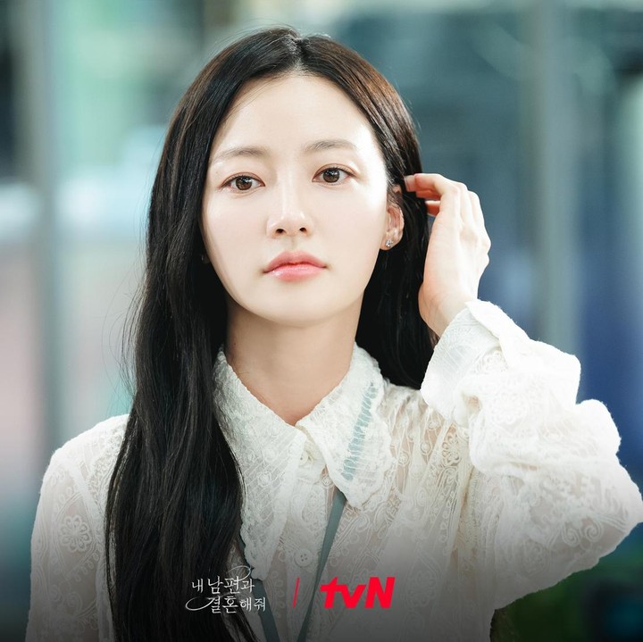 <p><em>Marry My Husband</em> juga menghadirkan aktris cantik Song Ha Yoon. Ia berperan sebagai Jung Soo Min, sahabat satu-satunya Kang Ji Won. Akan tetapi, ia justru mengkhianatinya karena berselingkuh dengan sang suami. (Foto: Dok. tvN)</p>