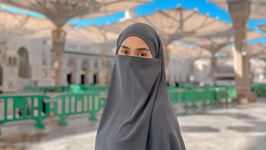 Gaya Ria Ricis saat menjalani ibadah umrah
