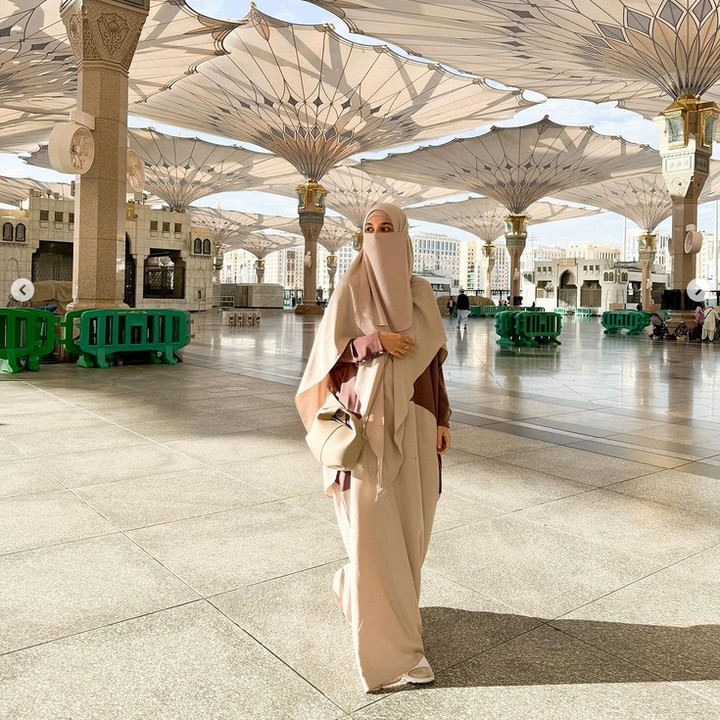 <p>Shireen Sungkar kembali berada di Tanah Suci untuk menjalani ibadah umrah. Namun kali ini, ia tidak pergi bersama sang suami Teuku Wisnu. (Foto: Dok. Instagram @shireensungkar)</p>