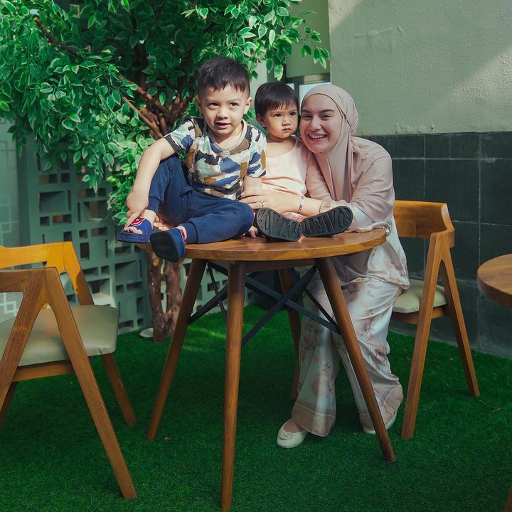 <p>Irish melahirkan anak pertamanya yang bernama Air Rumi Akbar 1453 pada 18 September 2020. Selang dua tahun, tepatnya pada 23 Agustus 2022, Irish kembali dikaruniai seorang anak bernama Amala Puti Sabai. (Foto: Instagram: @_irishbella_)</p>
