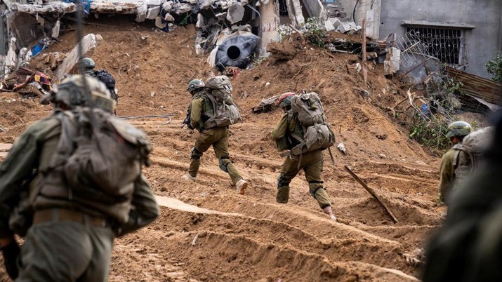 Israeli soldiers operate in the Gaza Strip amid the ongoing conflict between Israel and the Palestinian Islamist group Hamas, in this handout picture released on December 31, 2023. Israel Defense Forces/Handout via REUTERS    THIS IMAGE HAS BEEN SUPPLIED BY A THIRD PARTY