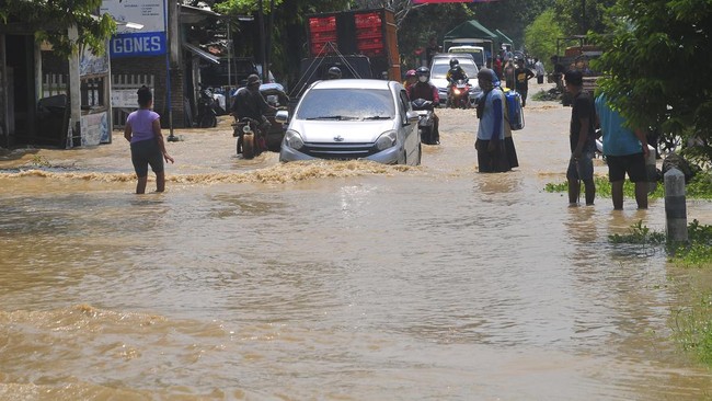 Banjir merendam sejumlah wilayah di Kabupaten Grobogan, Jawa Tengah imbas meluapnya tiga sungai sejak Sabtu (8/3).