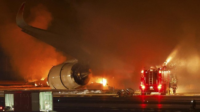 Kronologi pesawat Japan Airlines bertabrakan dan terbakar di Bandara Haneda Tokyo Jepang pada Selasa (2/1). 5 Orang tewas.